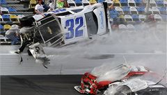 Pi nehod v závodu NASCAR v Dayton bylo zranno 30 divák.