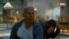 esk stopa ve Smrtonosn pasti: Bruce Willise zachrn lustr z Bydova