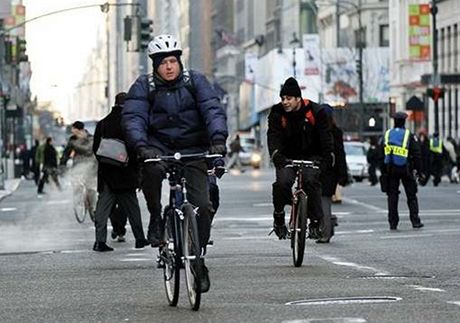 Cyklisté projídjí po Páté avenue v New Yorku, kde 20. prosince vstoupili do stávky zamstnanci ve veejné doprav. 