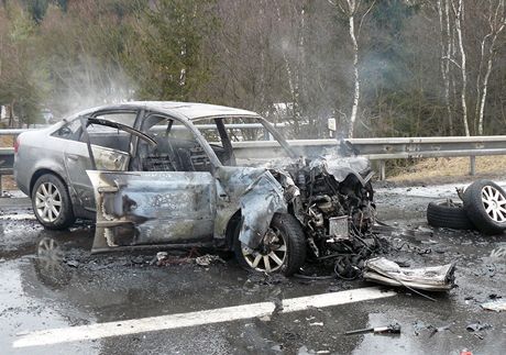 Policie zastavila provoz na dálnici, idi v plné rychlosti narazil do pomalu jedoucích vozidel.