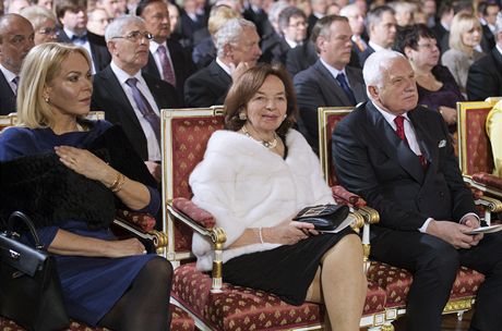Dagmar Havlová, Livia Klausová a Václav Klaus ve Vladislavském sále pi inauguraci Miloe Zemana.