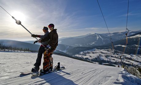 Dobré snhové podmínky pro lyování nabízí v Královéhradeckém kraji i nadále zimní stedisko Stoh ve pindlerov Mlýn. 