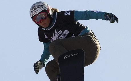 Mladá eská snowboardcrossaka Eva Samková