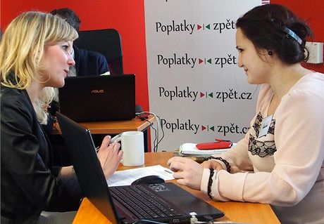 Ve spolupráci se sdruením Poplatkyzpt.cz usilují o navrácení poplatk stovky klient bank (Ilustraní foto).