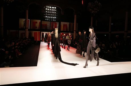 Modeky pedvádí kolekci francouzskéh návháe Jeana Paula Gaultiera na Paíském týdnu módy 