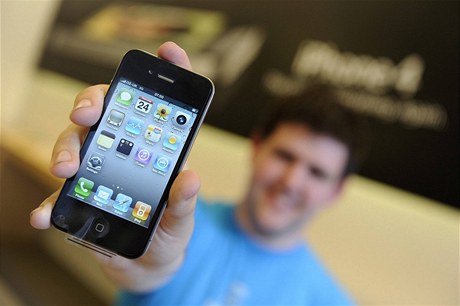 Ben Paton, který si koupil iPhone 4 jako první v Británii