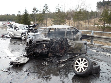 Sedmnáctiletý idi, který ujídl policejním hlídkám, zemel v pátek odpoledne pi nehod na 119. kilometru D1 ve smru na Prahu.