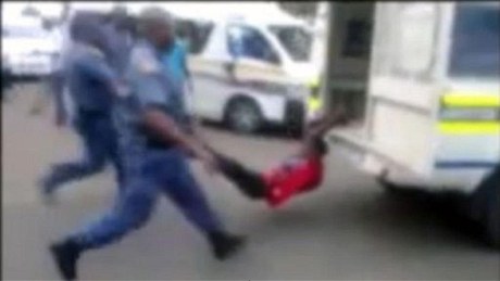 Amatérské zábry brutálního zásahu jihoafrických policist. 
