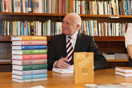 Prezident Klaus podepisuje svou knihu Rok desátý