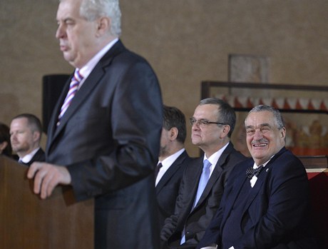 Karel Schwarzenberg, Zemanv protikandidát z druhého kola prezidentské volby, sleduje inauguraci spolen s Miroslavem Kalouskem.