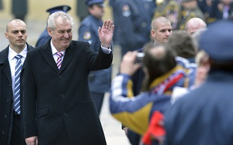 Miloš Zeman se po složení prezidentského slibu zdraví s lidmi.