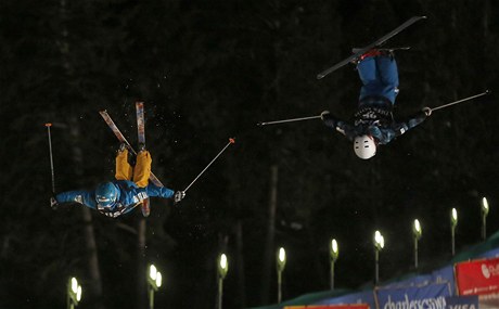 eská boulaka Nikola Sudová (vlevo) a Junko Hoinová z Japonska