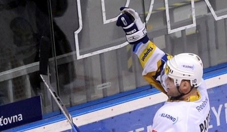 Kapitán hokejist Kladna Pavel Patera se raduje z gólu