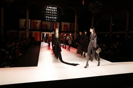 Modeky předvádí kolekci francouzskéh návháře Jeana Paula Gaultiera na Pařížském týdnu módy 