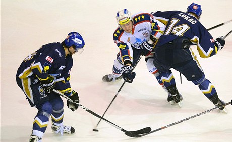 Kladno - Pardubice. Jan Eberle (vlevo) a Michal Luká (vpravo) z Kladna a Jan Semorád z Pardubic