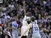 Basketbalista Miami Heat Dwyana Wadea (uprosted) brání hrái Memphisu Grizzlies Zach Randolph (vlevo) a Marc Gasol  