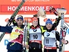 eský biatlonista Ondej Moravec (uprosted), Francouz Martin Fourcade (vlevo) a Erik Lesser z Nmecka