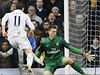 Fotbalista Tottenhamu Gareth Bale skóruje do sít Arsenalu