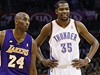 Basketbalista Oklahomy City Thunder Kevin Durant (vpravo) a Kobe Bryant z Los Angeles Lakers