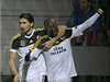 Fotbalisté Fenerbahce Pierre Webó (vpravo) a Mehmet Topal z Istanbulu se radují z gólu