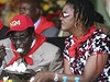 Prezident Zimbabwe, Robert Mugabe, ochutnává svj narozenínový dort.