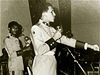 Mladý Hugo Chávez zpívá (foto z vojenské akademie)