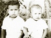 Malý Hugo Chávez (napravo) s bratrem Adamem