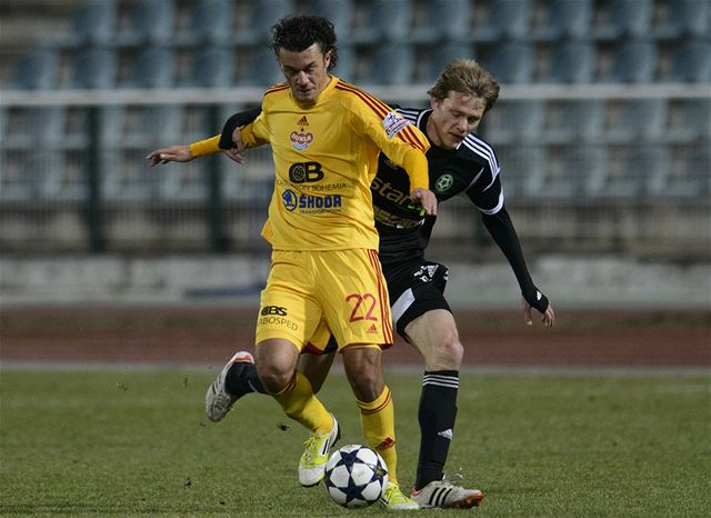 Dukla Praha - 1. FK Píbram. Obránce Dukly Tomislav Boi (vlevo) a útoník Píbrami Tomá Krbeek