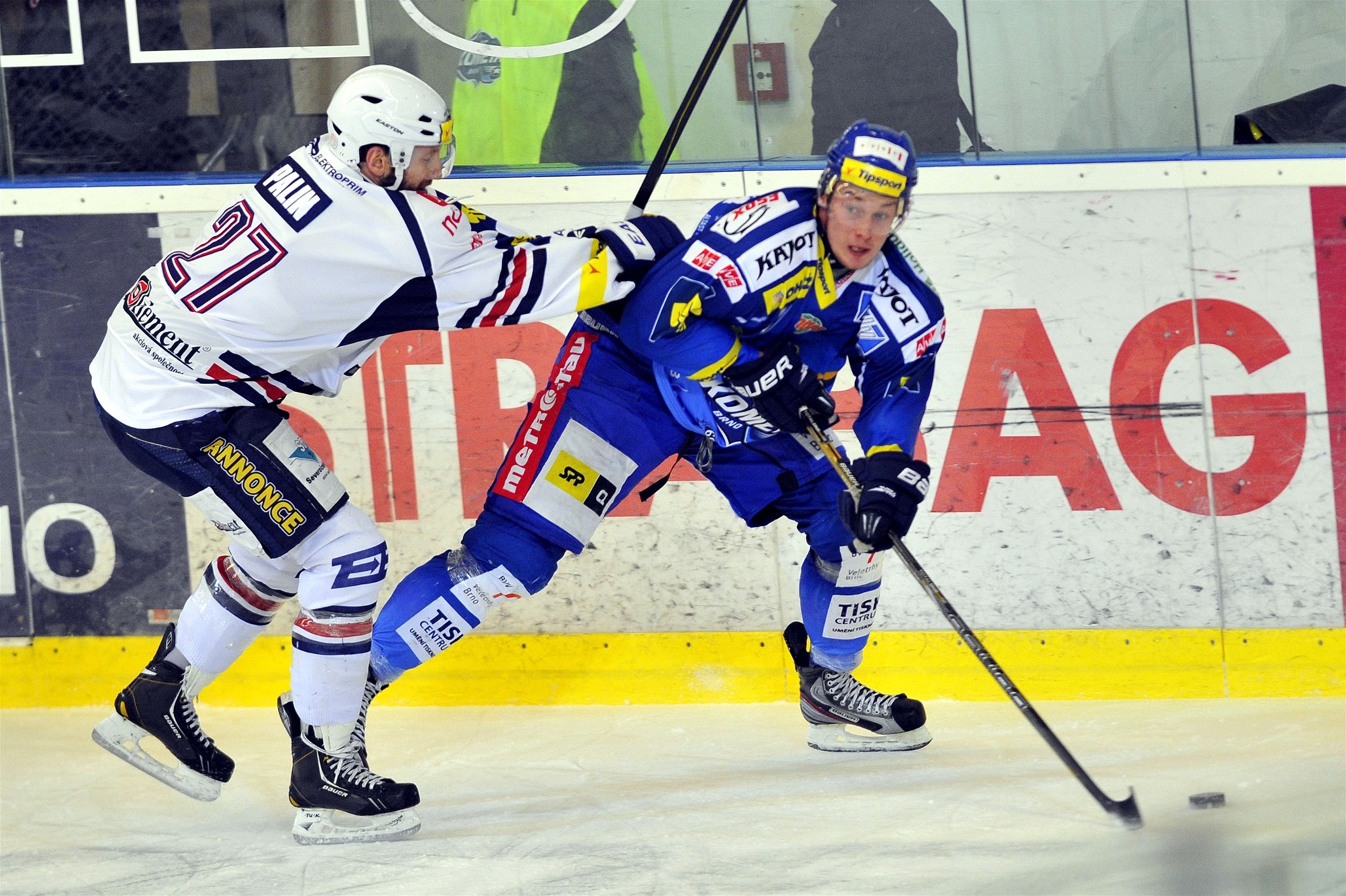 Kometa Brno - Piráti Chomutov. Zleva Brett Palin z Chomutova a Miroslav Holec z Brna
