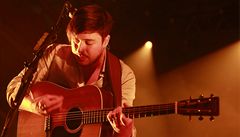 Kvartet Mumford & Sons pocházející z Londýna funguje od roku 2007. Marcus Mumford zpívá,hraje na  kytaru, bubny nebo mandolínu