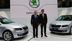 P�edseda p�edstavenstva �kody Auto Winfried Vahland (vlevo) a �editel pro technický vývoj Frank Welsch p�edstavují t�etí generaci octavie Combi.