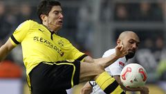 Fotbalista Borussie Dortmund Robert Lewandowski (vlevo) a Sofian Chahed z Hannoveru 