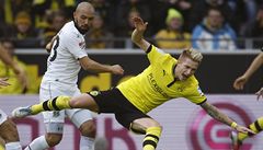 Fotbalista Borussie Dortmund Marco Reus (vpravo) a Sofian Chahed z Hannoveru 