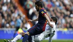 Fotbalista Barcelony David Villa (vp�edu) a Raphaël Varane z Realu Madrid