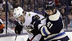 eský hokejista Dallasu Stars Jaromír Jágr (vlevo) a Fjodor jutin z Columbusu Blue Jackets
