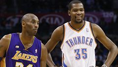 Basketbalista Oklahomy City Thunder Kevin Durant (vpravo) a Kobe Bryant z Los Angeles Lakers