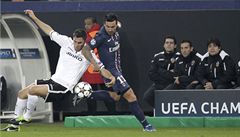 Fotbalista Paris St. Germain Ezequiel Lavezzi (vpravo) a Víctor Ruiz  z Valencie