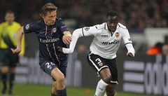 Fotbalista Paris St. Germain Clément Chantome (vlevo) a Aly Cissokho z Valencie