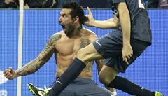 Fotbalista Paris St. Germain Ezequiel Lavezzi (vlevo)