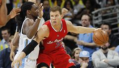 Basketbalista Denveru Nuggets Kenneth Faried (vlevo) a Blake Griffin z Los Angeles Clippers