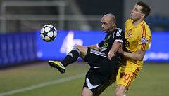 Dukla Praha - 1. FK Píbram. Obránce Píbrami Luká Pleko (vlevo) a útoník Dukly Josef Marek