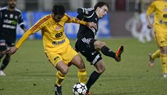 Dukla Praha - 1. FK Píbram. Útoník Dukly Néstor Albiach Roger (vlevo) a záloník Píbrami Daniel Tarczal