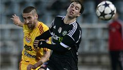 Záloník Dukly Petr Malý (vlevo) a záloník Píbrami Daniel Tarczal