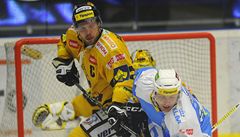 Plze� - Litvínov. Ond�ej Krat�na z Plzn� (vpravo) a litvínovský Michal Trávní�ek