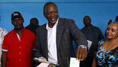 Uhuru Kenyatta hlasuje v ke�ských prezidentských volbách.