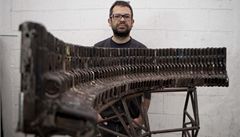 Um�lec pou�ívá zbran� jako hudební nástroje