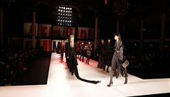 Modeky pedvádí kolekci francouzskéh návháe Jeana Paula Gaultiera na Paíském týdnu módy 