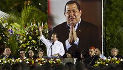 Nicaraguijský prezident Daniel Ortega (uprosted) mluví na smutení ceremonii v Manaze na uctní památky Huga Cháveze 