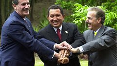  Hugo Chávez (uprost�ed) s prezidentem Mexika Vicentem Foxem (nalevo) a kolumbijským prezidentem Andresem Pastranou 