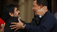 Hugo Chávez s bývalým argentinským fotbalistou Diegem Maradonou